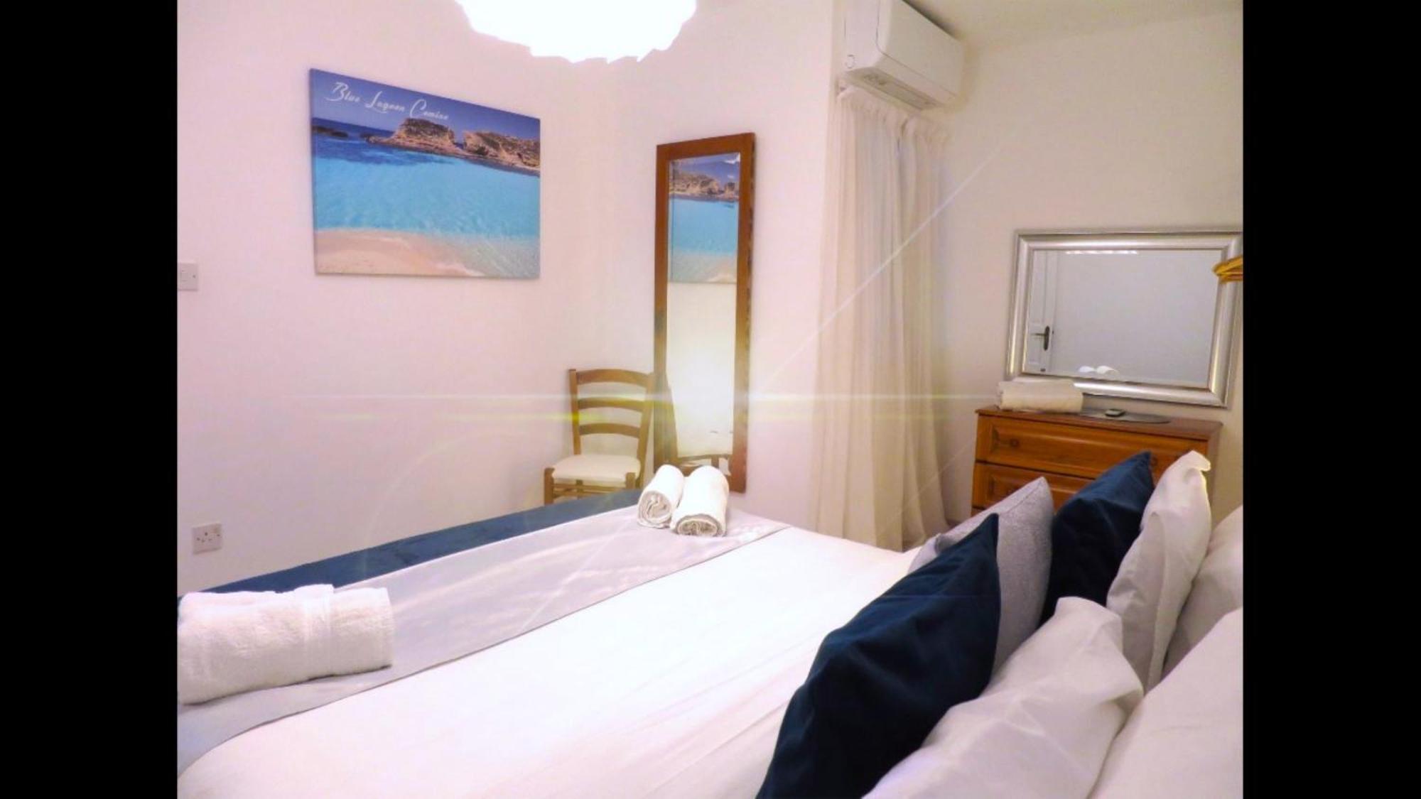 Seafront Apartment Terrace, Lounger & Panoramic Ocean Views Mellieħa Oda fotoğraf