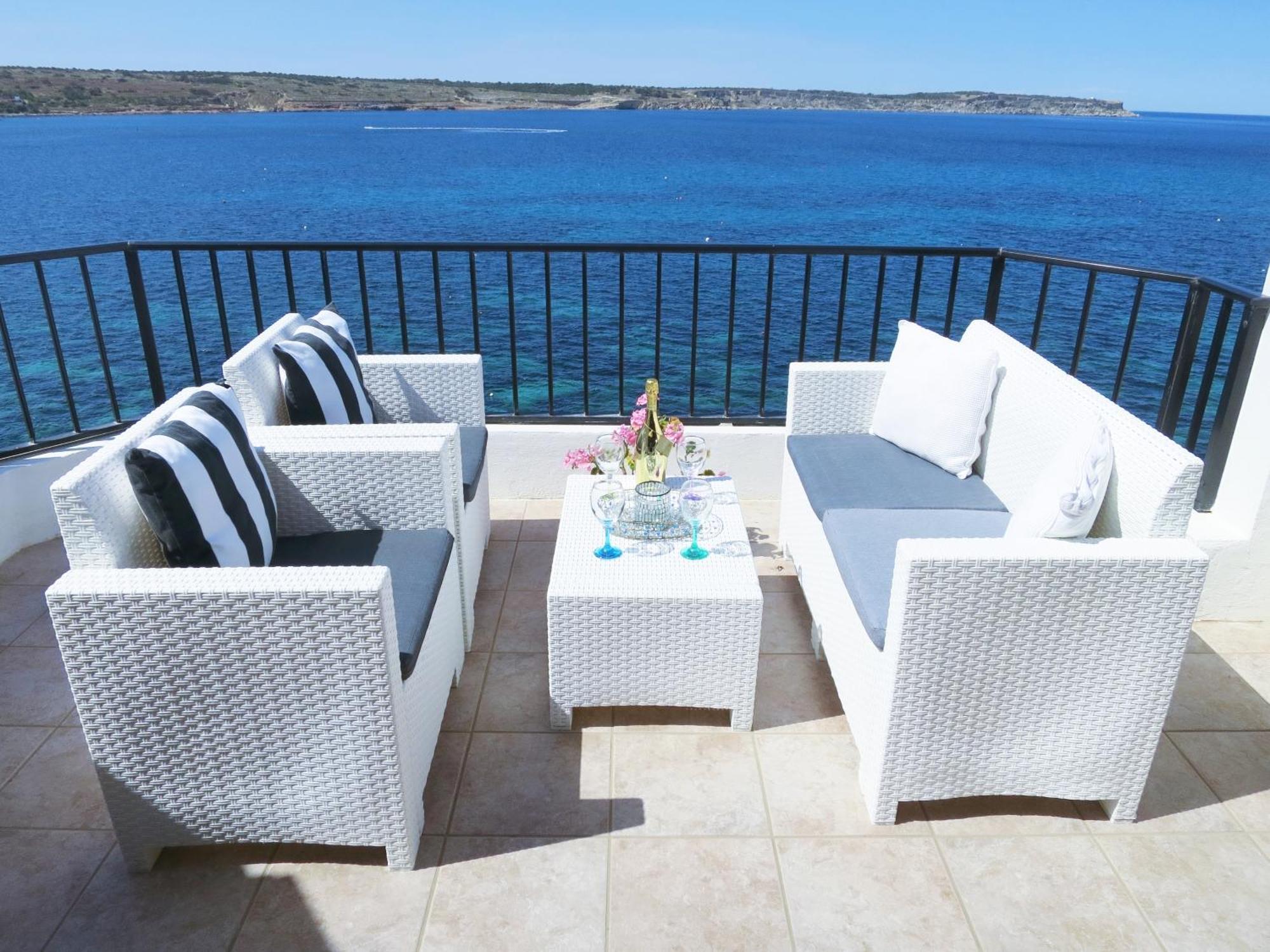 Seafront Apartment Terrace, Lounger & Panoramic Ocean Views Mellieħa Dış mekan fotoğraf