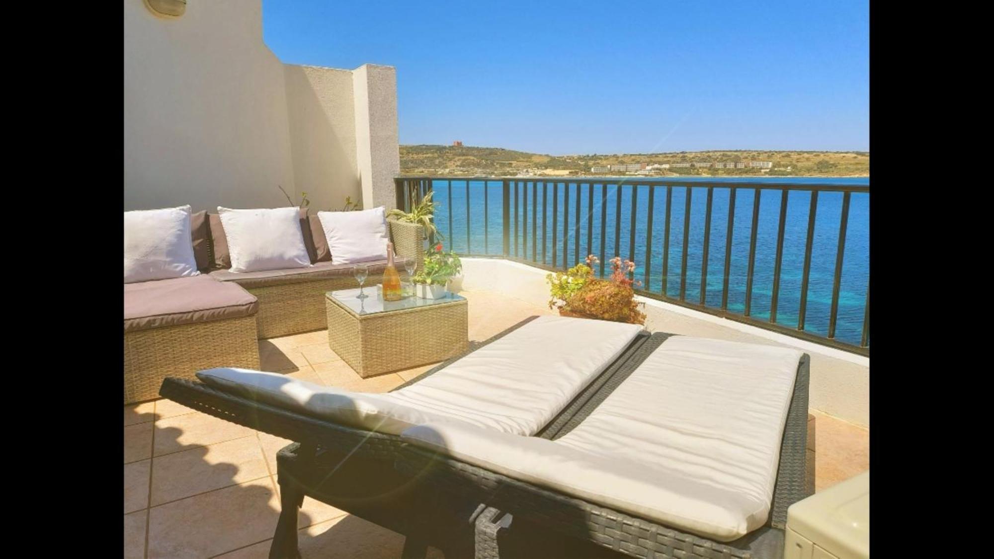 Seafront Apartment Terrace, Lounger & Panoramic Ocean Views Mellieħa Oda fotoğraf