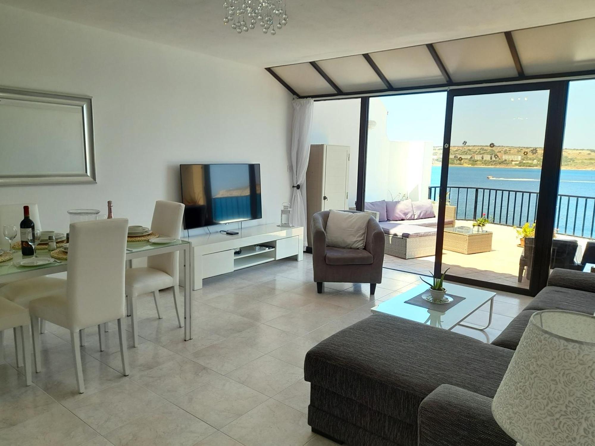Seafront Apartment Terrace, Lounger & Panoramic Ocean Views Mellieħa Oda fotoğraf