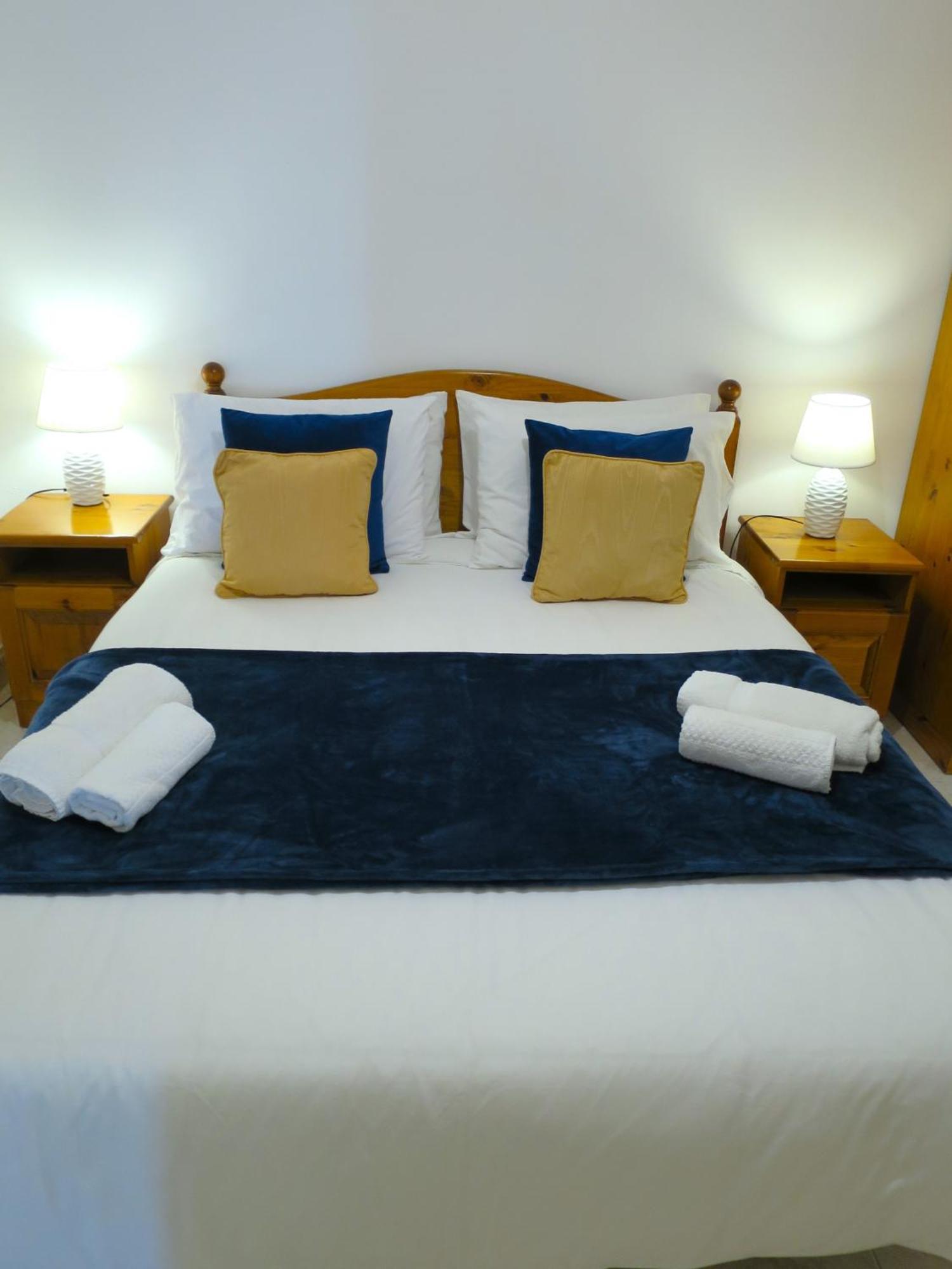 Seafront Apartment Terrace, Lounger & Panoramic Ocean Views Mellieħa Oda fotoğraf