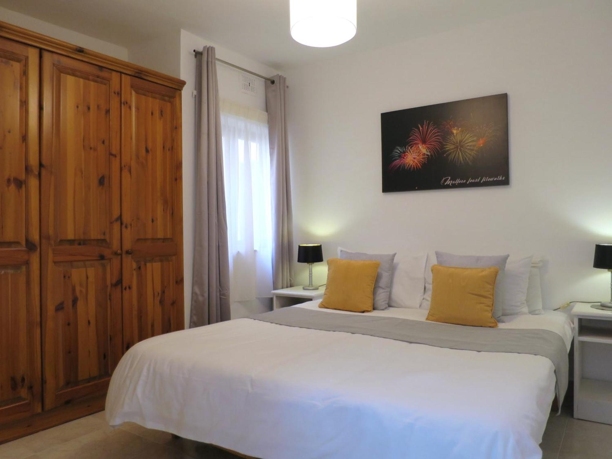 Seafront Apartment Terrace, Lounger & Panoramic Ocean Views Mellieħa Oda fotoğraf
