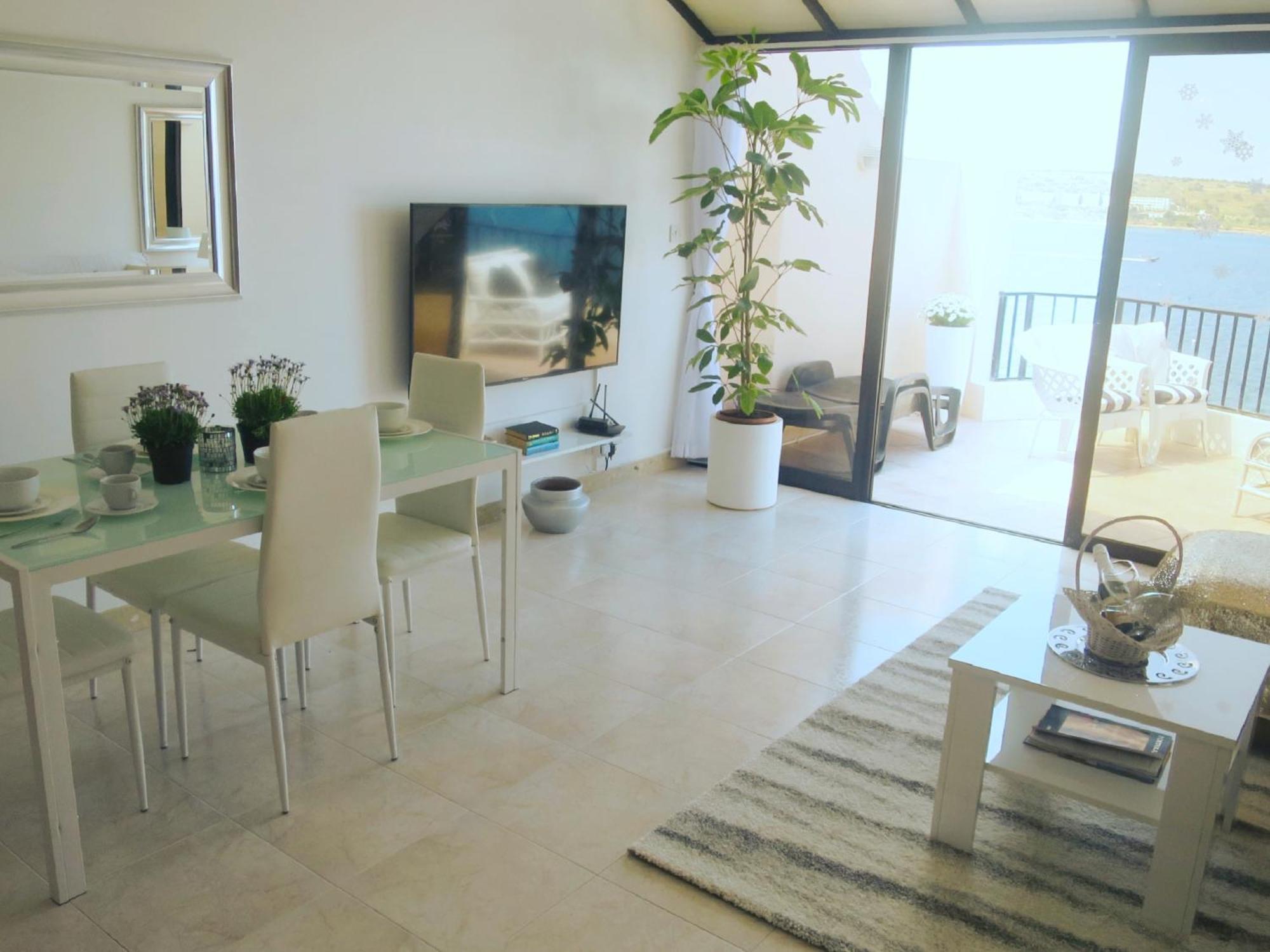 Seafront Apartment Terrace, Lounger & Panoramic Ocean Views Mellieħa Oda fotoğraf