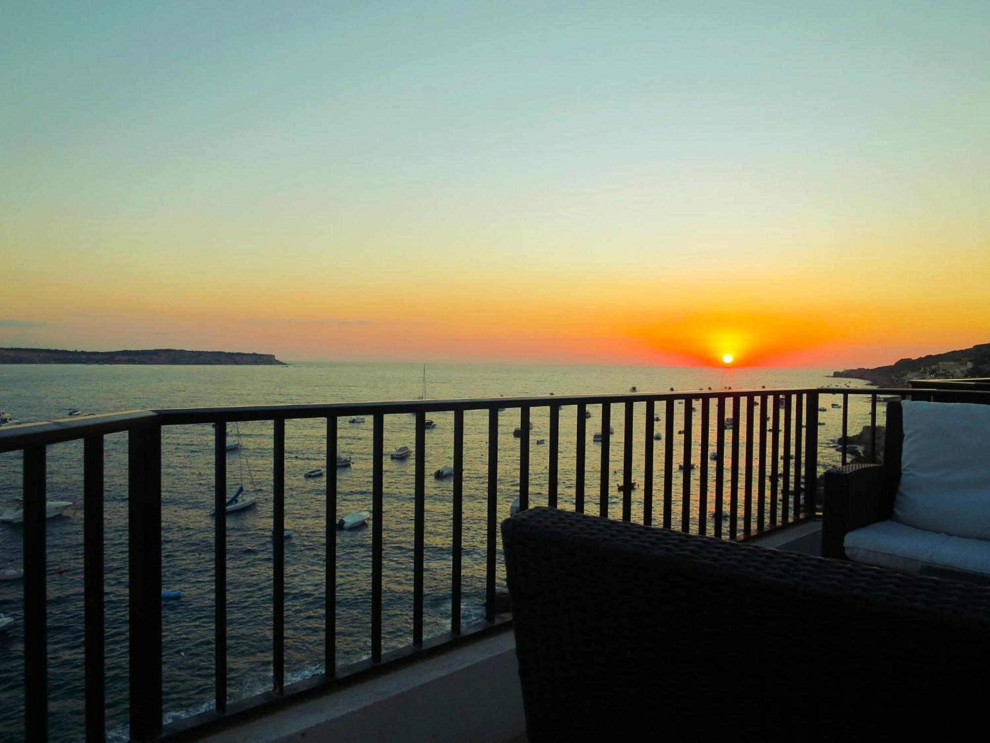 Seafront Apartment Terrace, Lounger & Panoramic Ocean Views Mellieħa Oda fotoğraf