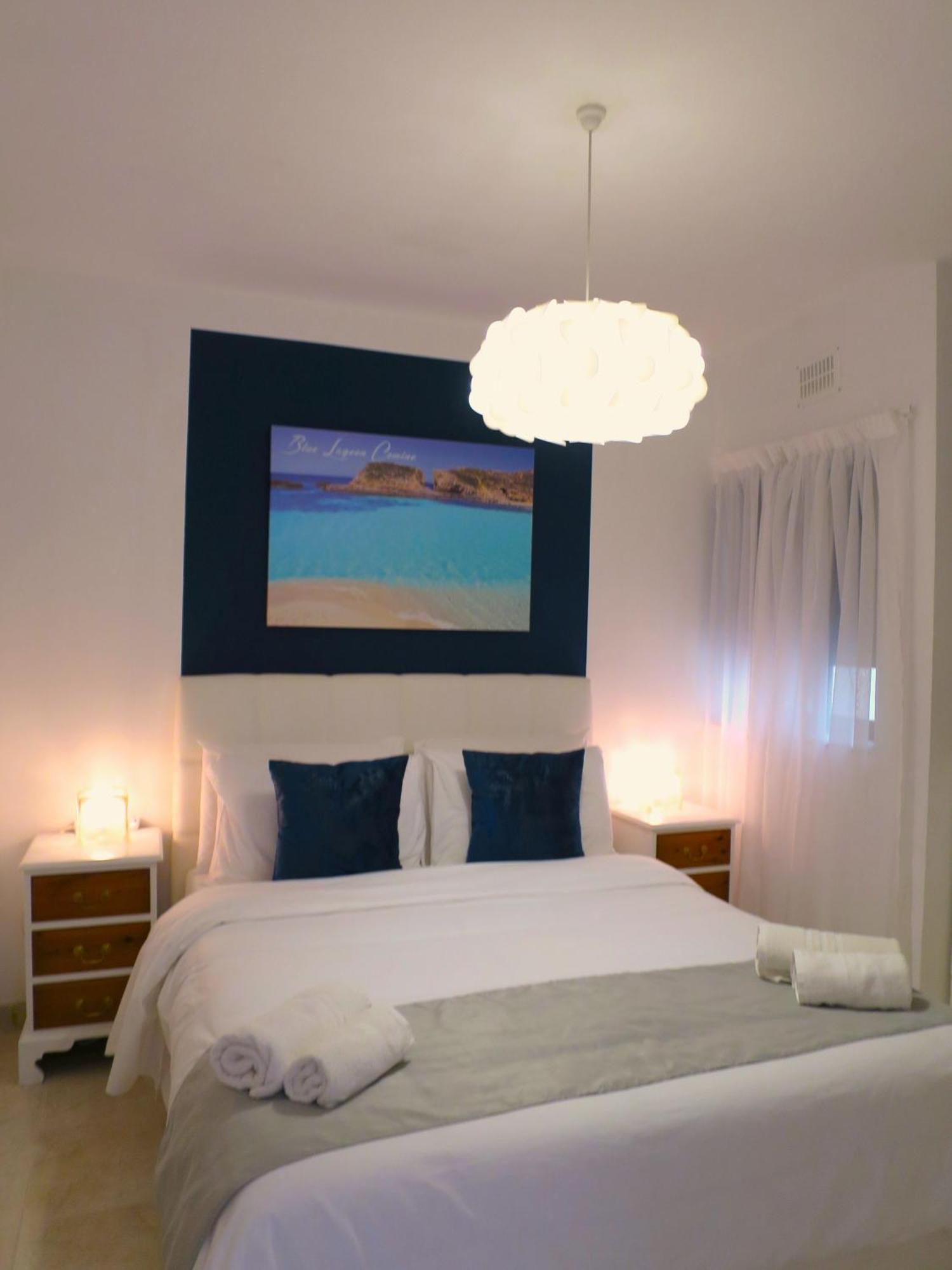 Seafront Apartment Terrace, Lounger & Panoramic Ocean Views Mellieħa Oda fotoğraf