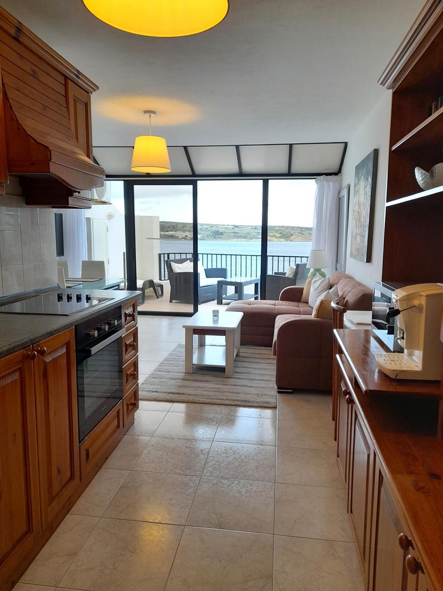 Seafront Apartment Terrace, Lounger & Panoramic Ocean Views Mellieħa Oda fotoğraf