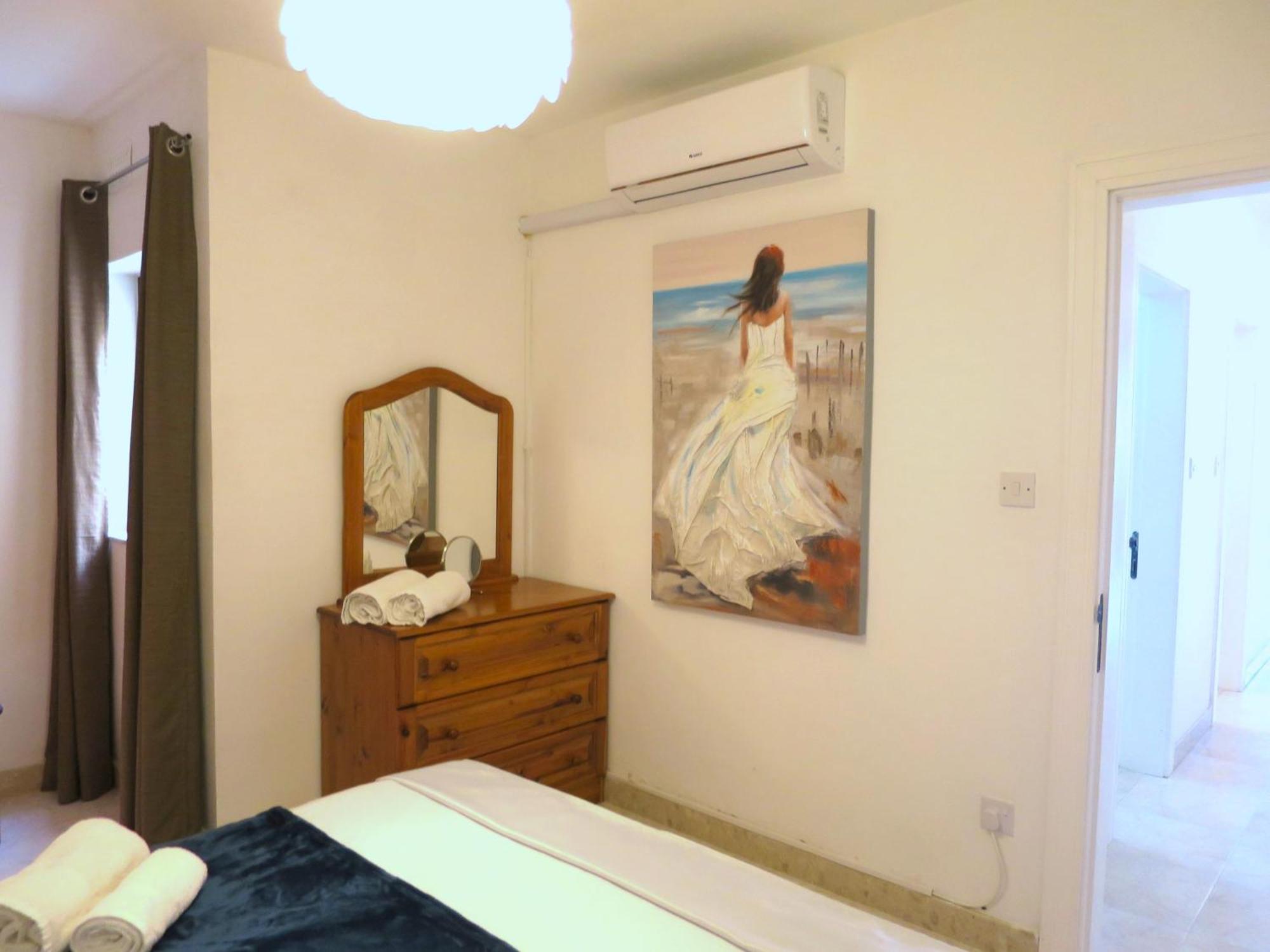 Seafront Apartment Terrace, Lounger & Panoramic Ocean Views Mellieħa Oda fotoğraf