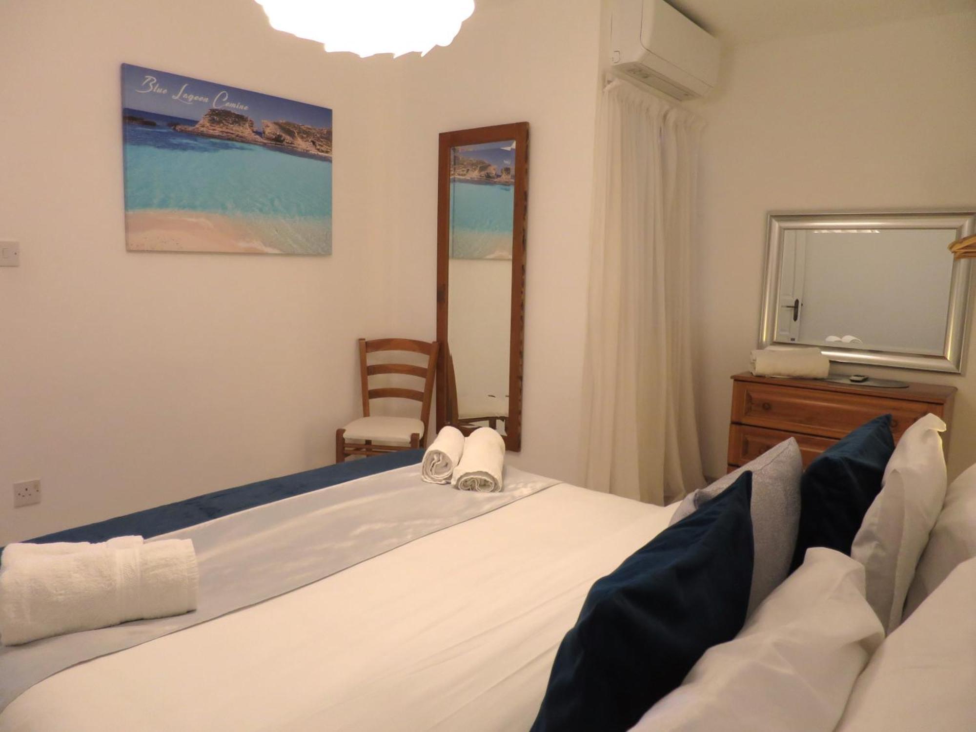 Seafront Apartment Terrace, Lounger & Panoramic Ocean Views Mellieħa Oda fotoğraf