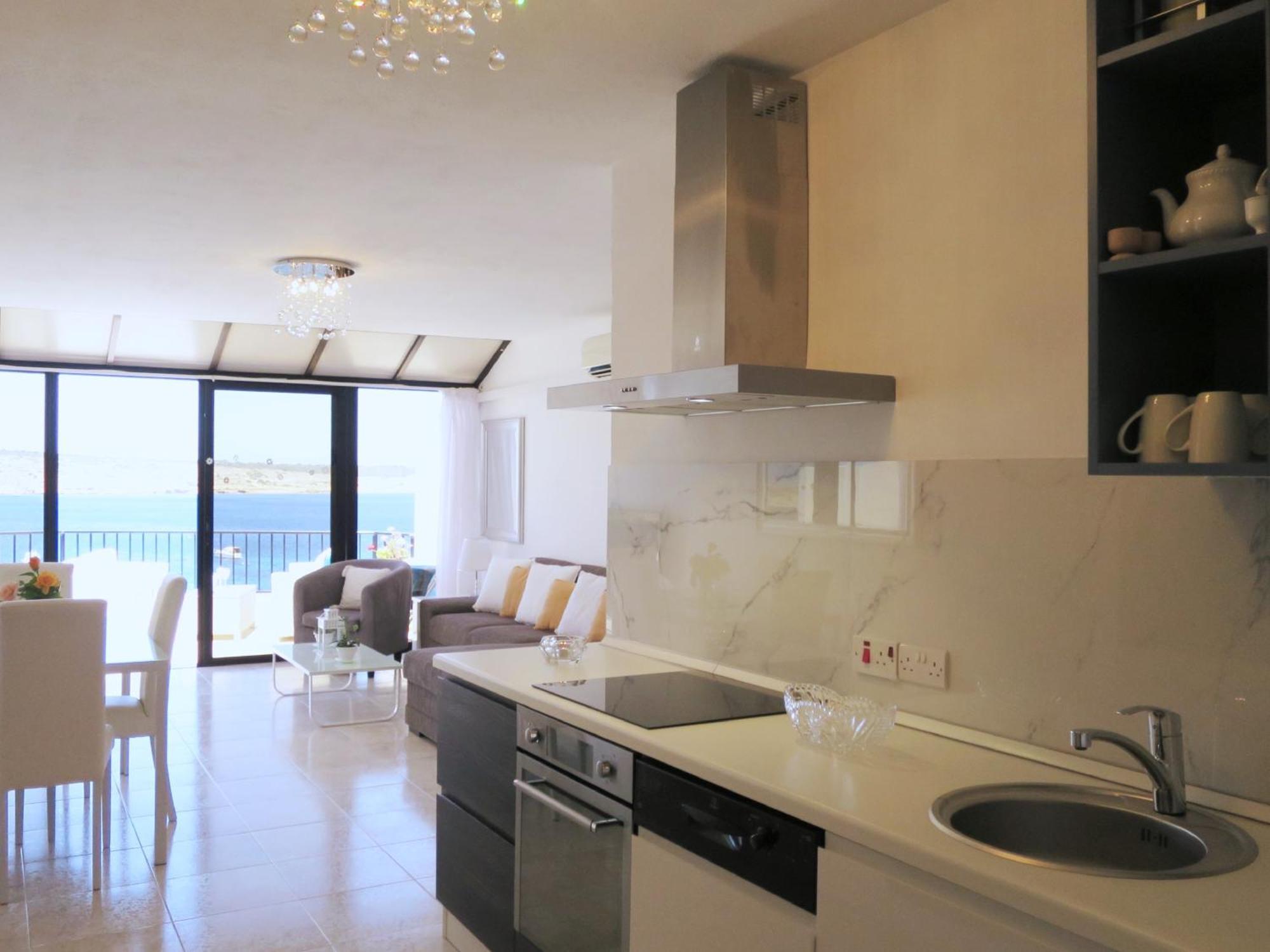 Seafront Apartment Terrace, Lounger & Panoramic Ocean Views Mellieħa Oda fotoğraf
