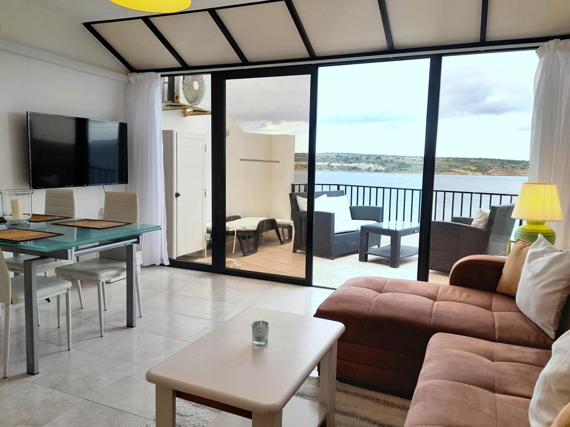 Seafront Apartment Terrace, Lounger & Panoramic Ocean Views Mellieħa Oda fotoğraf