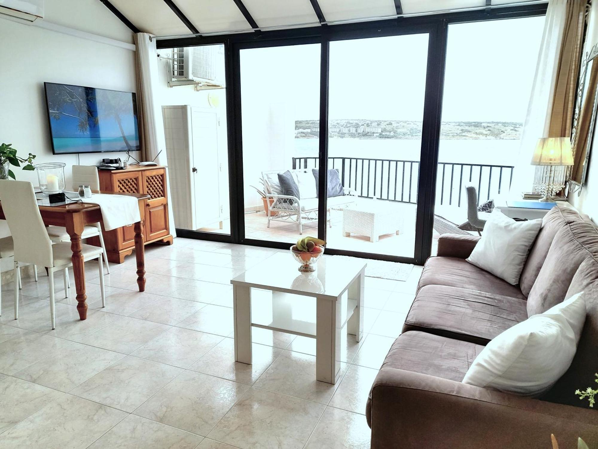 Seafront Apartment Terrace, Lounger & Panoramic Ocean Views Mellieħa Oda fotoğraf