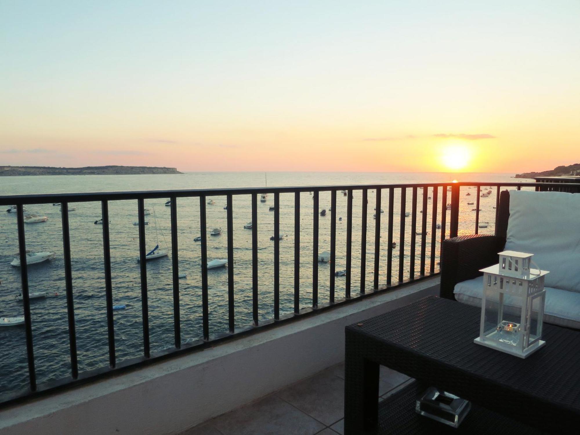Seafront Apartment Terrace, Lounger & Panoramic Ocean Views Mellieħa Dış mekan fotoğraf